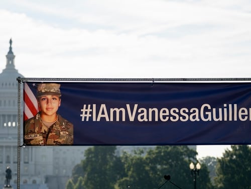 صورة القتيل جيش الجندي. شوهدت فانيسا جيلين و #IAmVanessaGuillen قبل بدء مؤتمر صحفي في National Mall أمام Capitol Hill في 30 يوليو 2020 ، في واشنطن. (كارولين كاستر / ا ف ب)