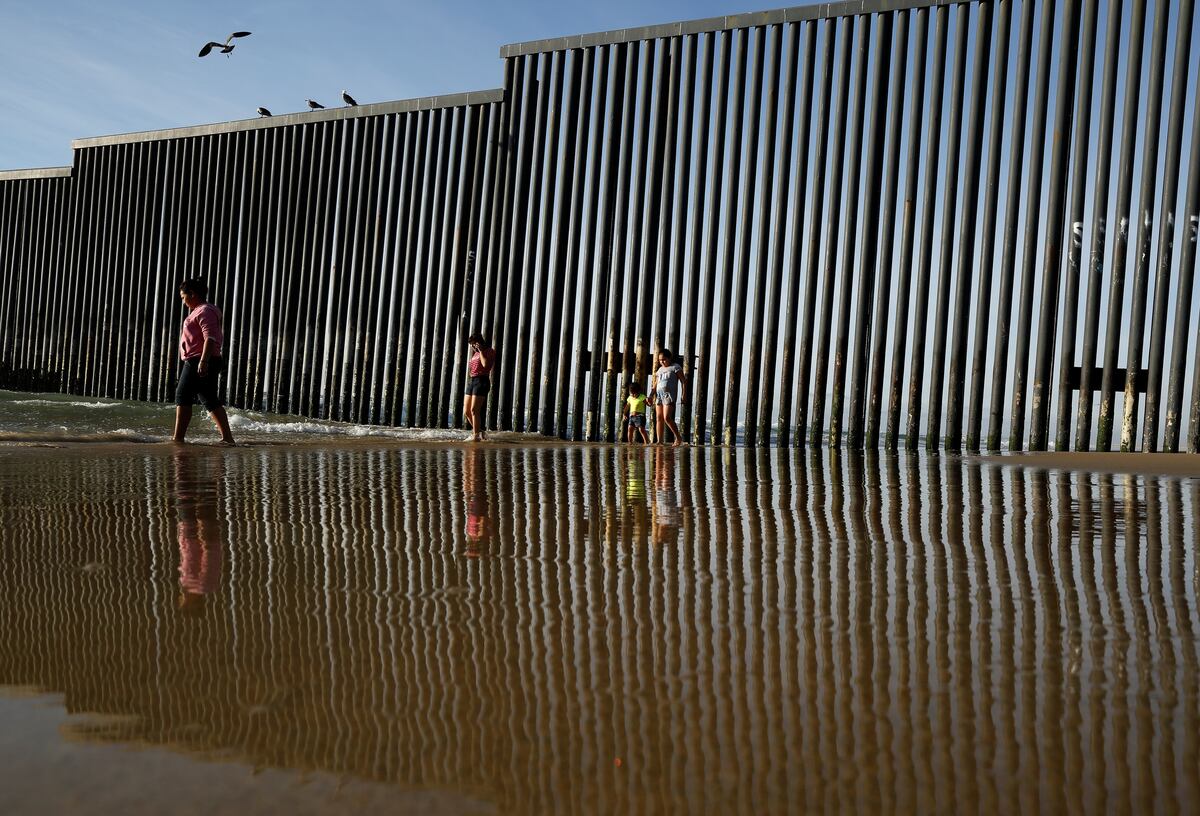 White House denies reports of mobilizing National Guard for immigration ...