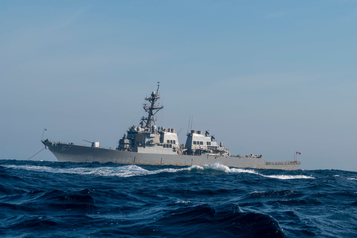 Navy destroyer transfers 245 kilograms of seized contraband at sea