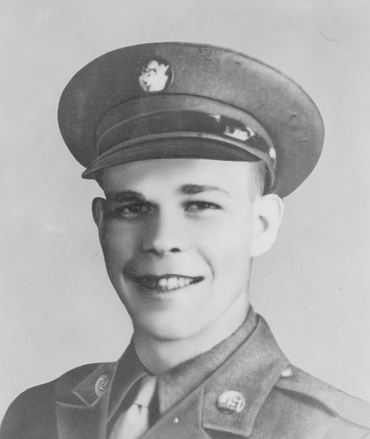 This US paratrooper faced down 100 Nazis and two tanks… and won
