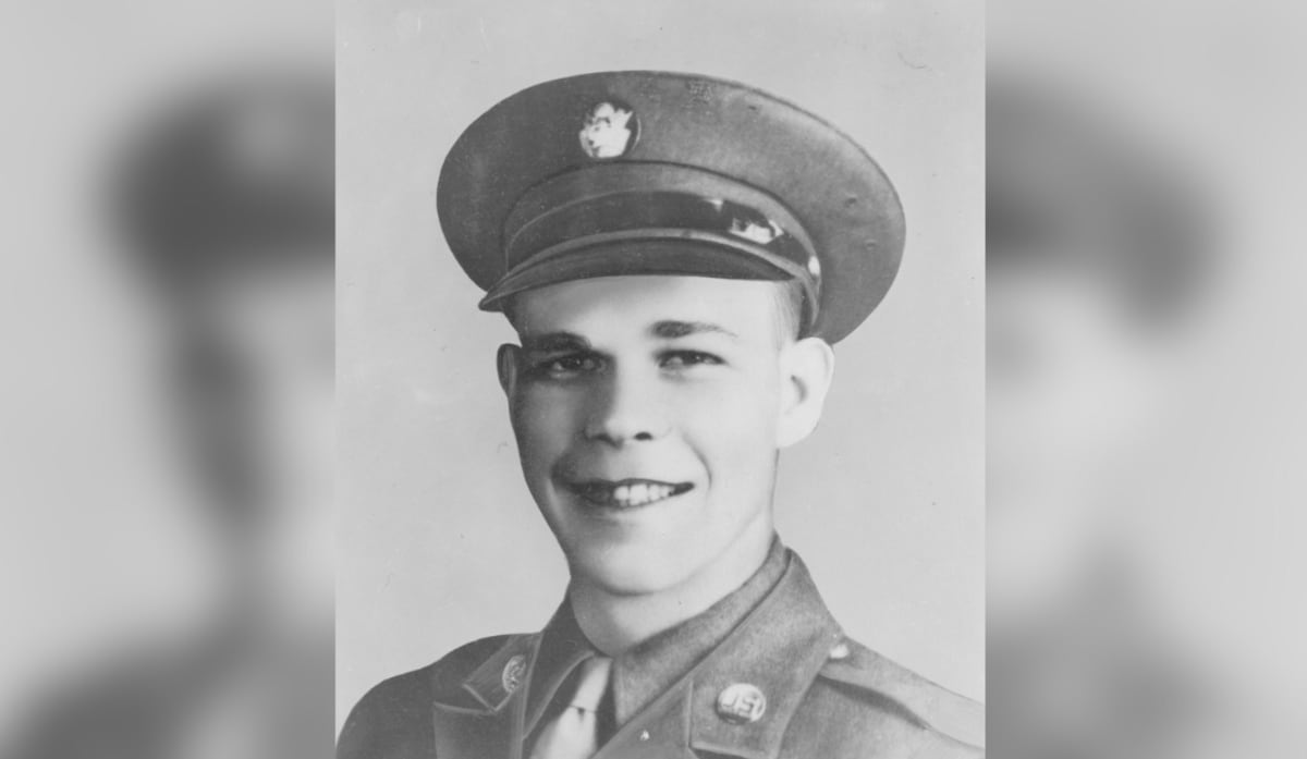 This US paratrooper faced down 100 Nazis and two tanks… and won