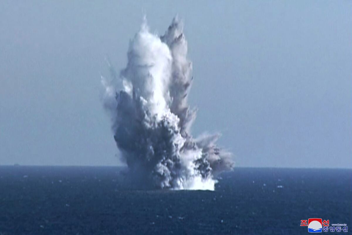 观看朝鲜据称在海上进行的“放射性海啸”武器试验