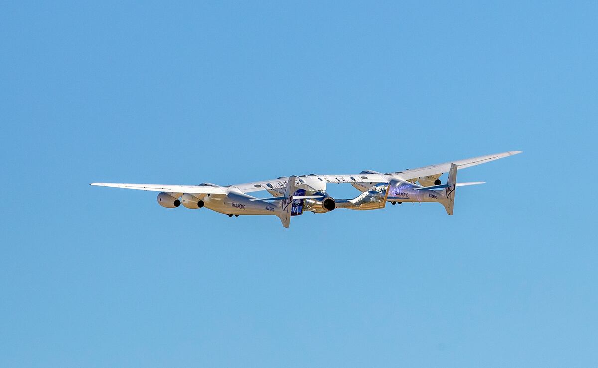 Virgin Galactic flies first tourists to edge of space