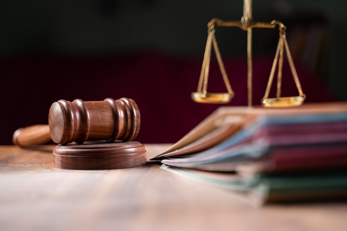 被帕森斯公司解雇的工程师起诉该公司和国防部长