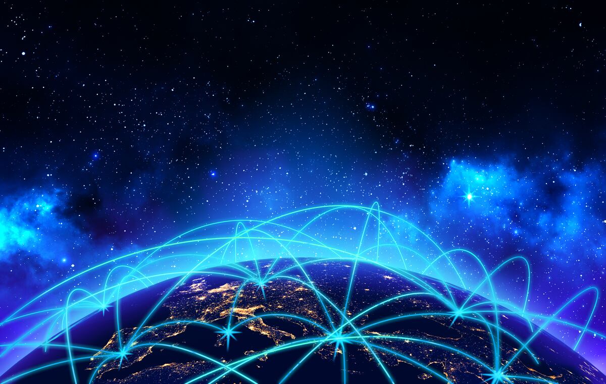 英国聘请两家公司编写软件，以支持未来的卫星。