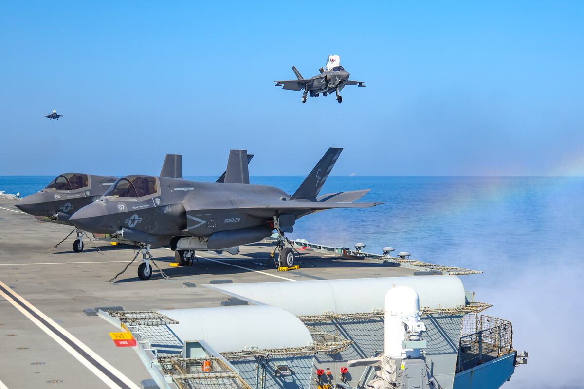 英国F-35战机坠入地中海，飞行员安全弹射