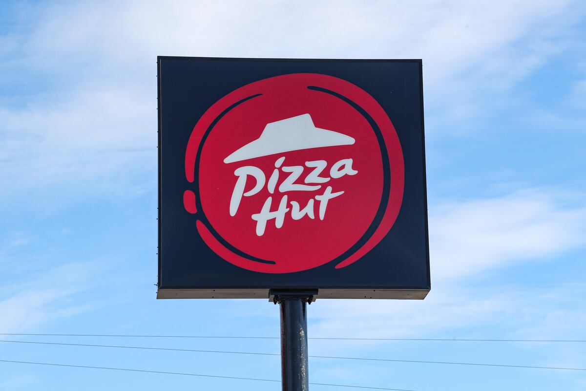 Pizza Hut to Lay Off Over 1,200 Delivery Workers