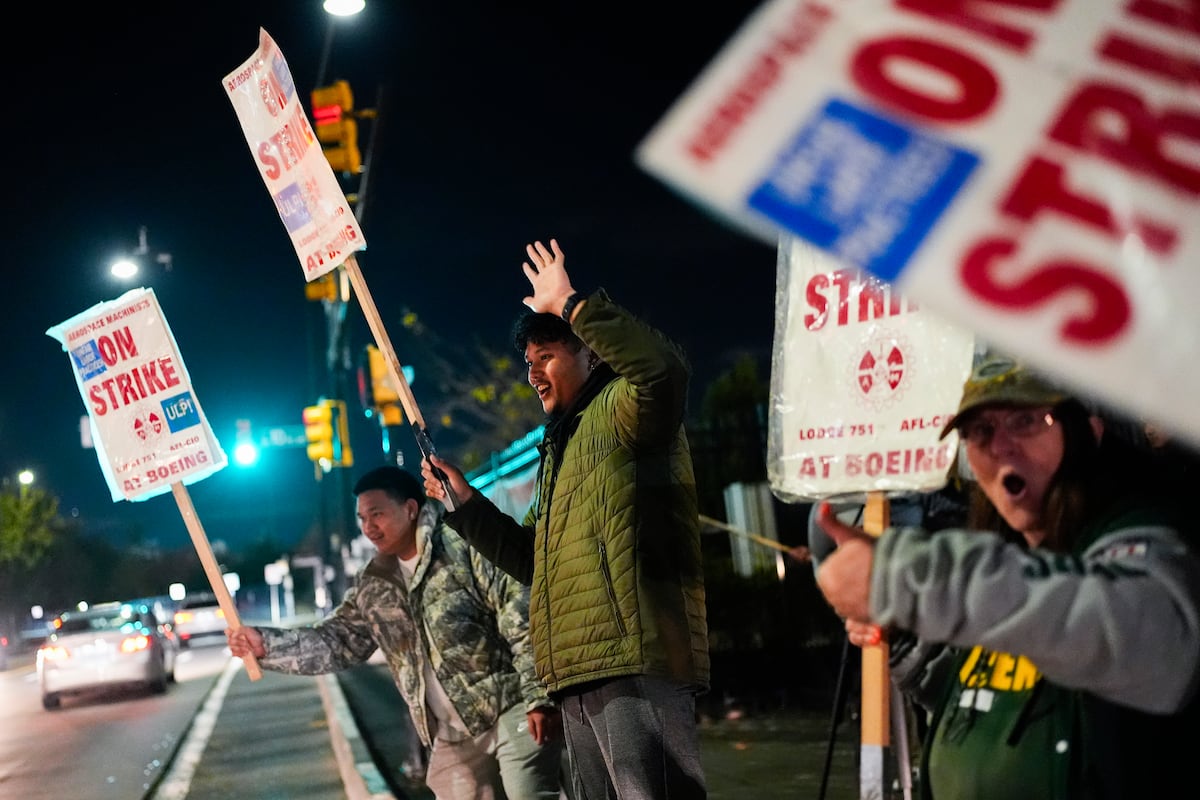 NextImg:Boeing machinists reject labor contract, extending strike