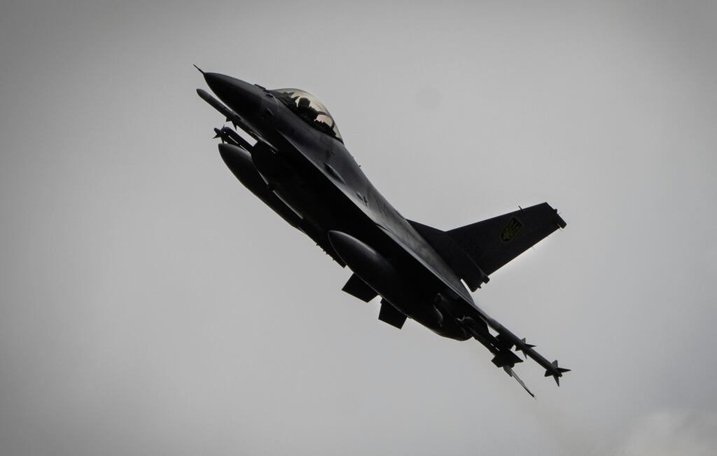 乌克兰总统解雇空军司令，此前一架F-16战机坠毁身亡