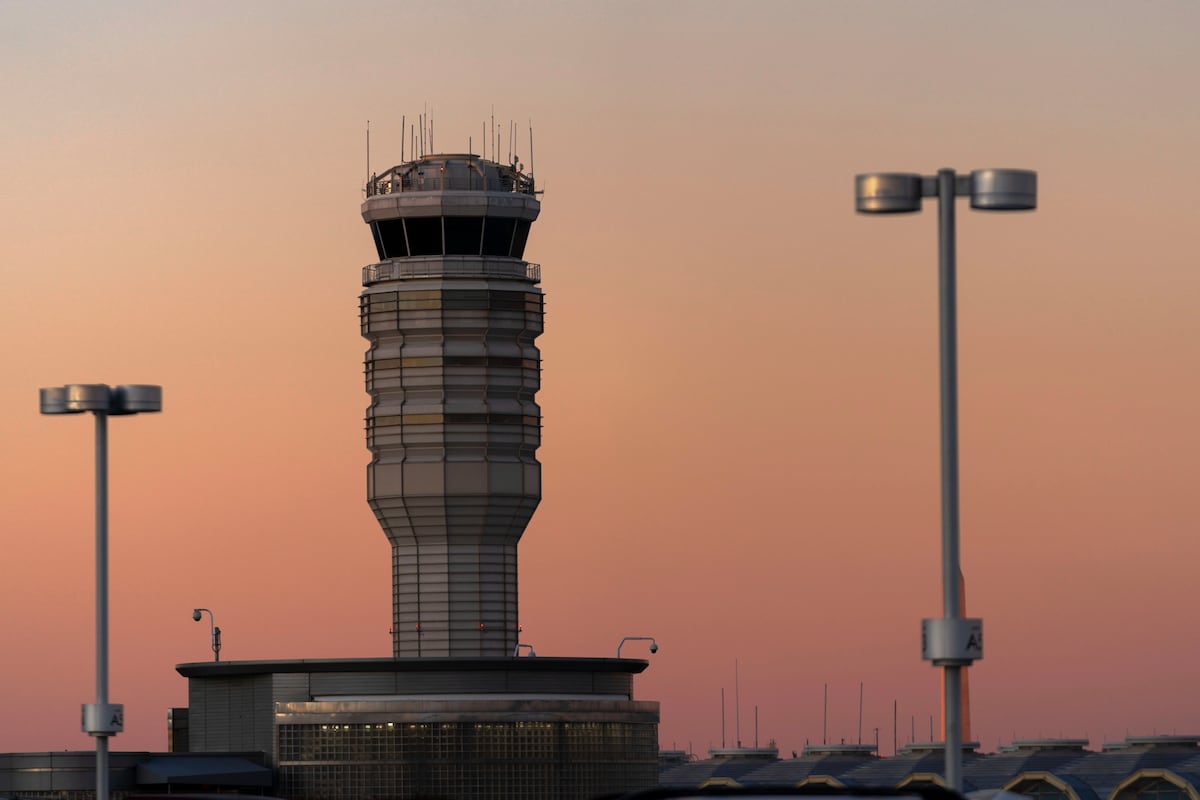 Army pauses helicopter flights near DC airport after more close calls