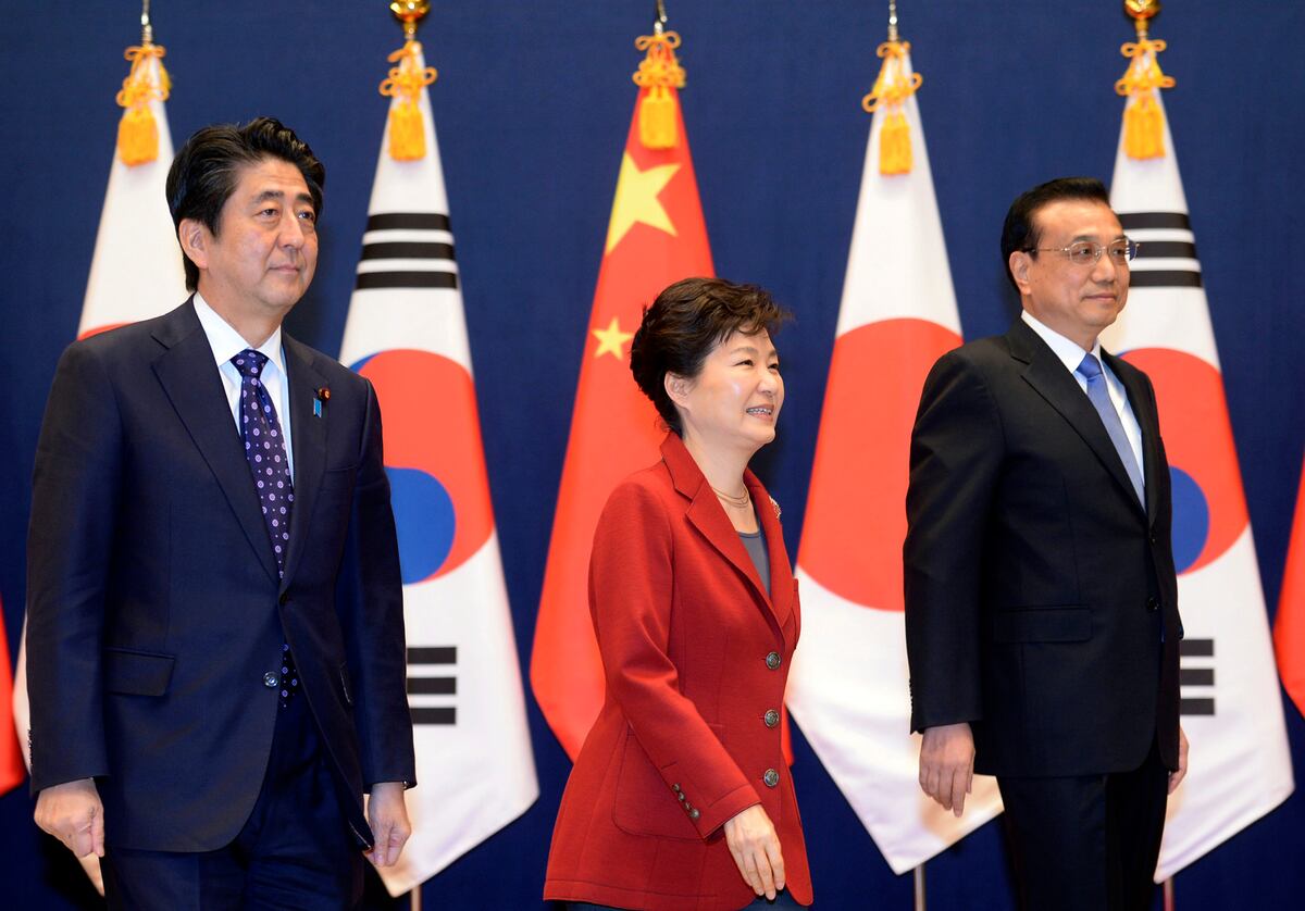 South Korea, Japan, China leaders agree to mend strained ties