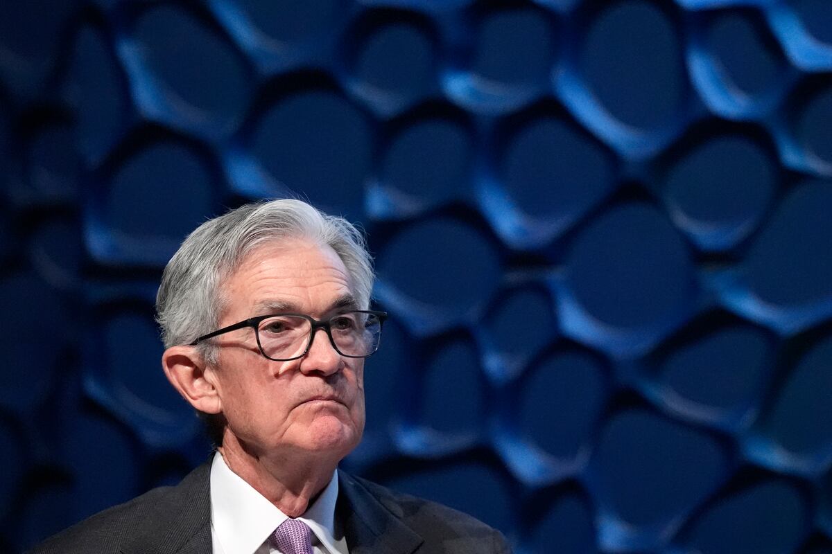 Fed Signals Caution on Rate Cuts Amid Stubborn Inflation