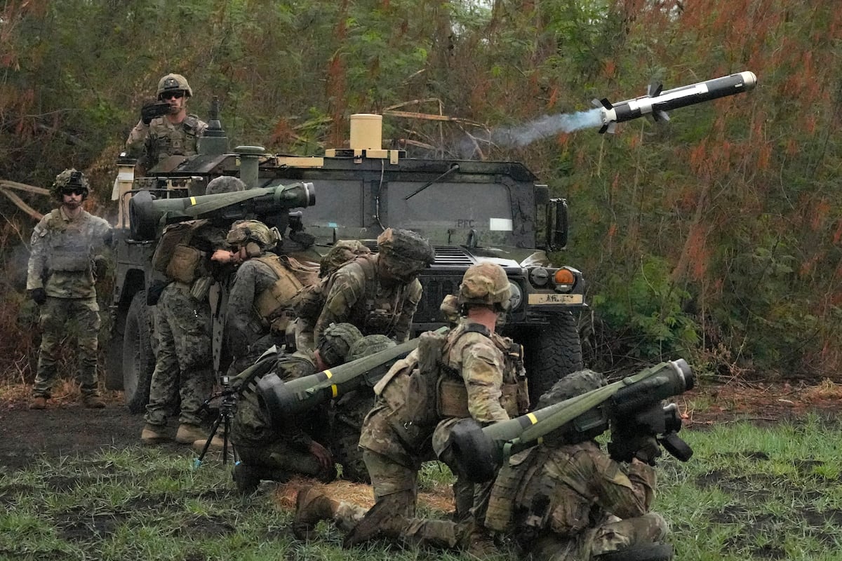 British Army tests lightweight Javelin antitank weapon at record range
