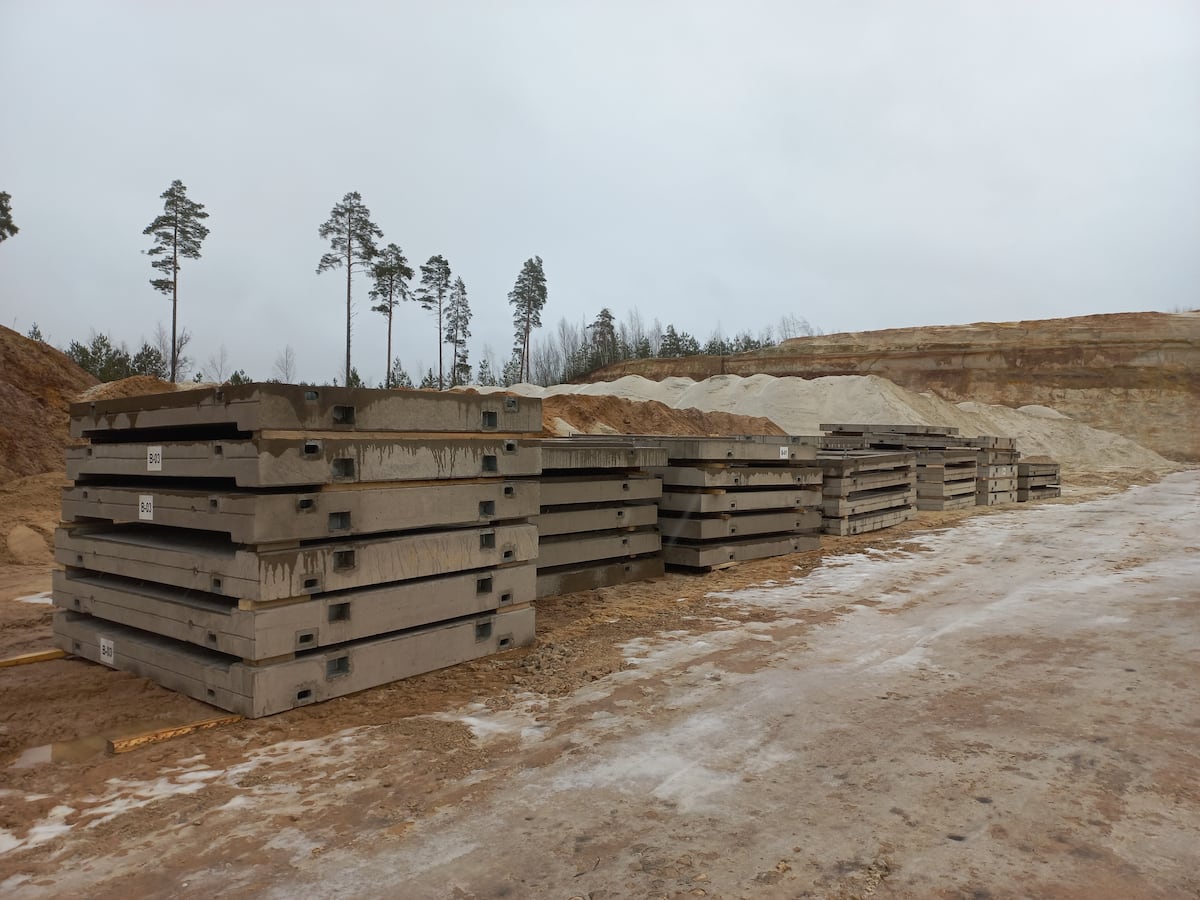 Estonia erects first of 600-strong Baltic bunker wall on Russia border Estonia erects first of 600-strong Baltic bunker wall on Russia border