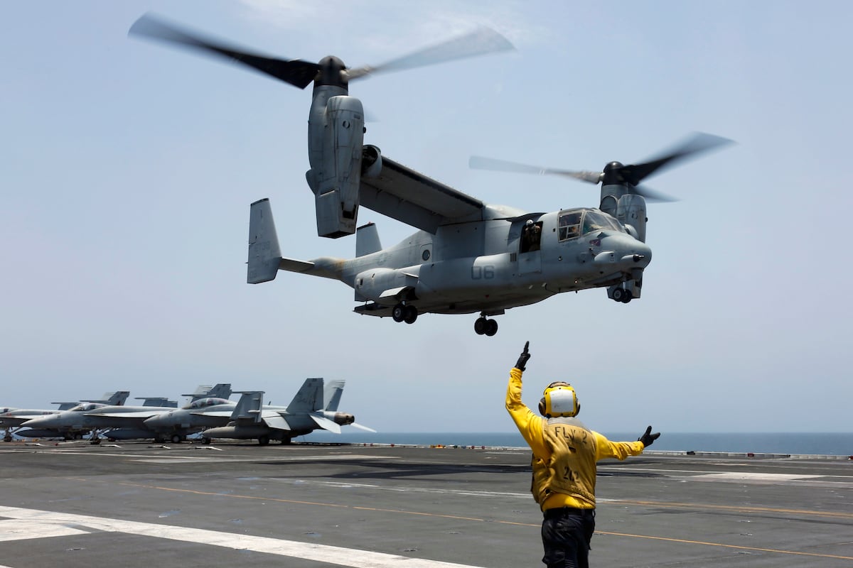 NextImg:Navy, Air Force cleared to fly Ospreys after inspecting gears