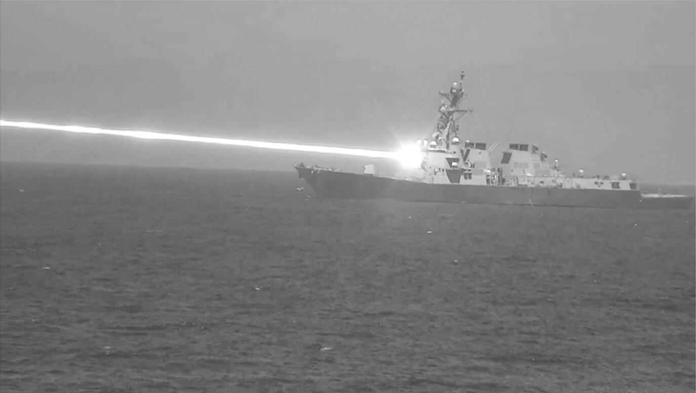 Адмирал ВМС США приказал срочно оснастить корабли лазерами для борьбы с дронами