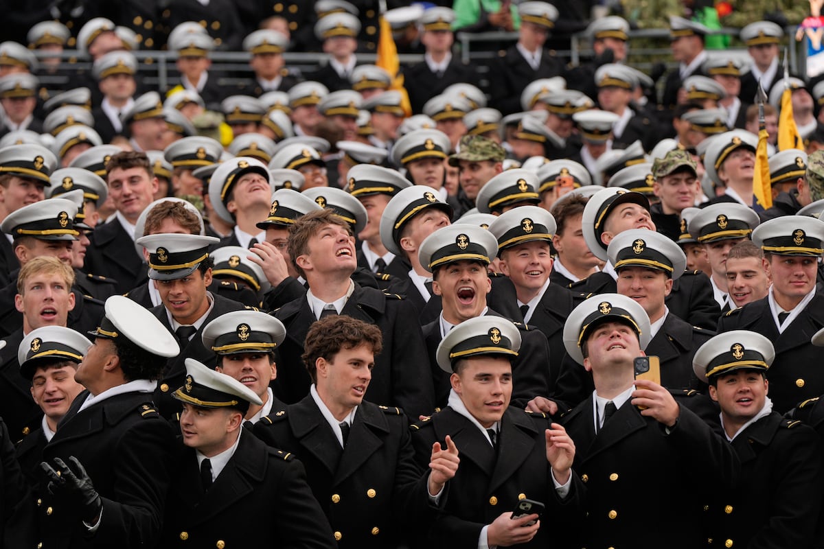 Midshipmen eke out win over Black Knights in Army-Navy game Midshipmen eke out win over Black Knights in Army-Navy game