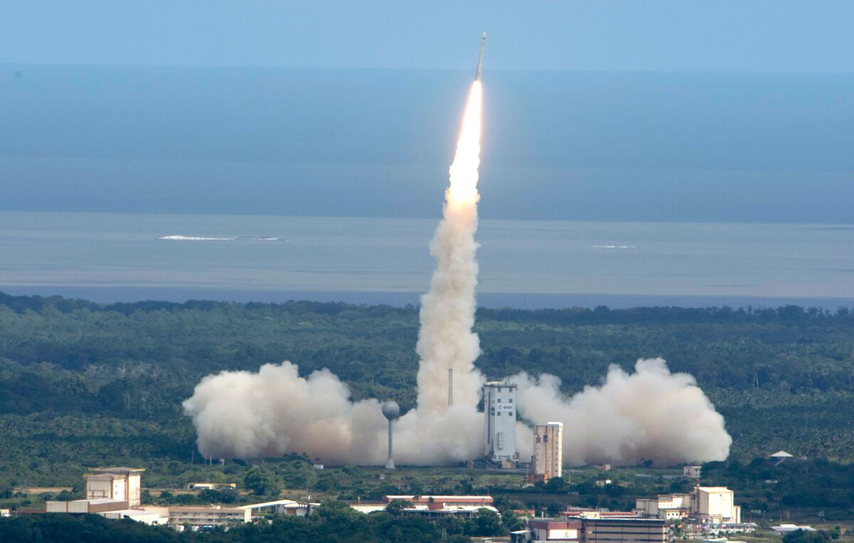 法国使用阿丽亚娜航天公司织女星火箭发射三颗CERES卫星。
