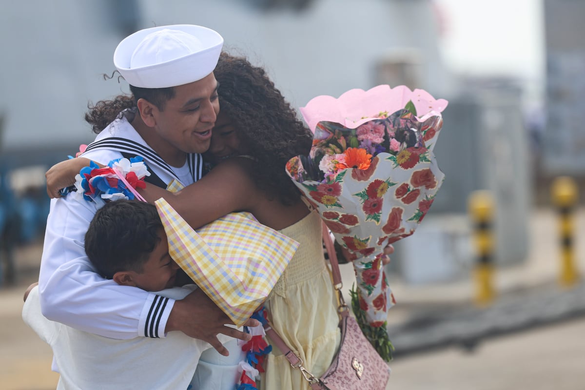 USS Oscar Austin crew accepts combat award for Red Sea deployment