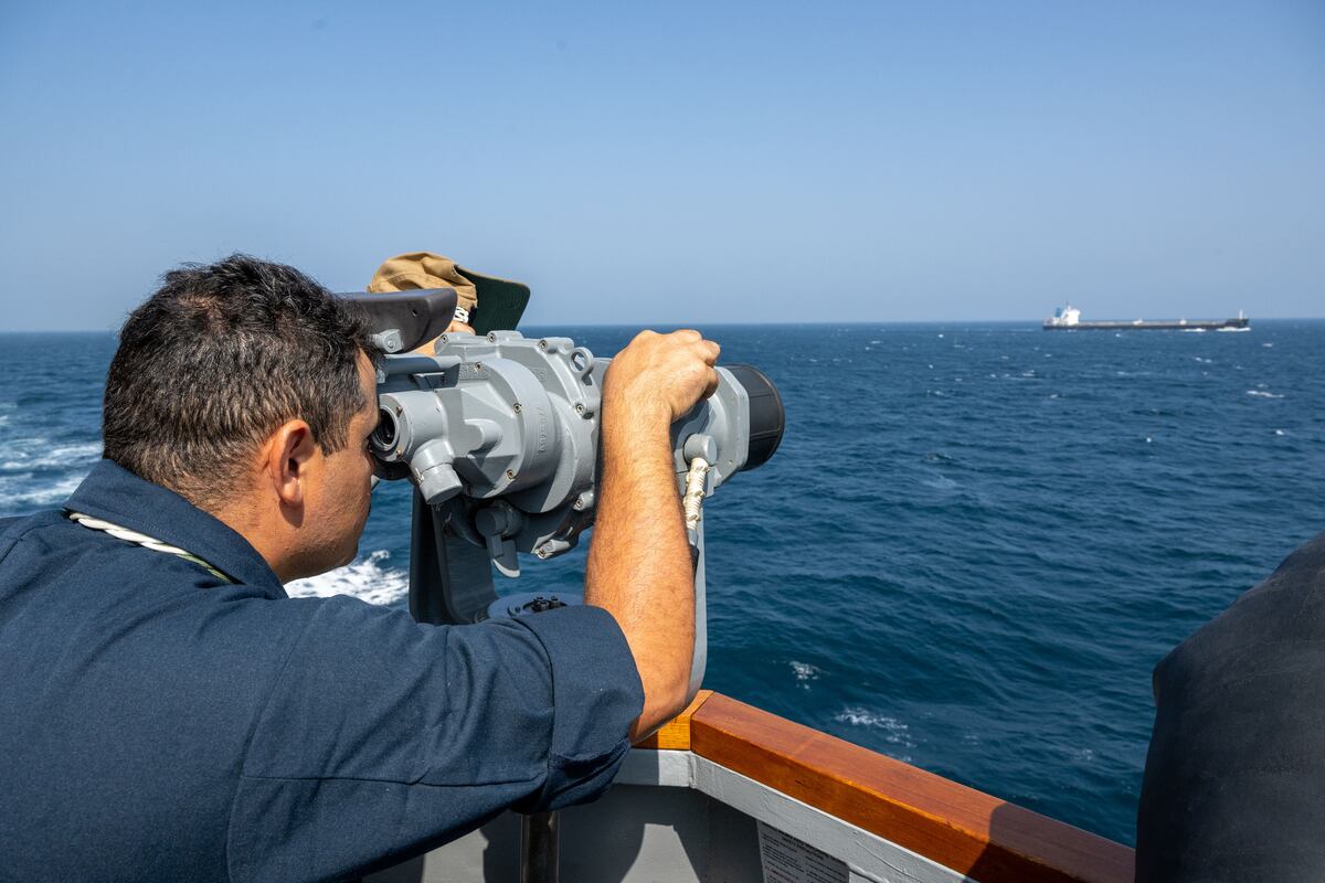 Navy petty officer awarded for showdown with Somali pirates