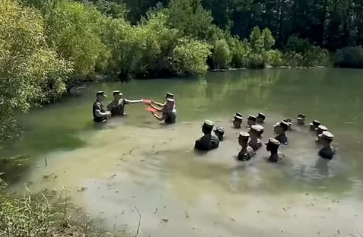 Watch these Marines reenlist in a chest-deep swamp Watch these Marines reenlist in a chest-deep swamp