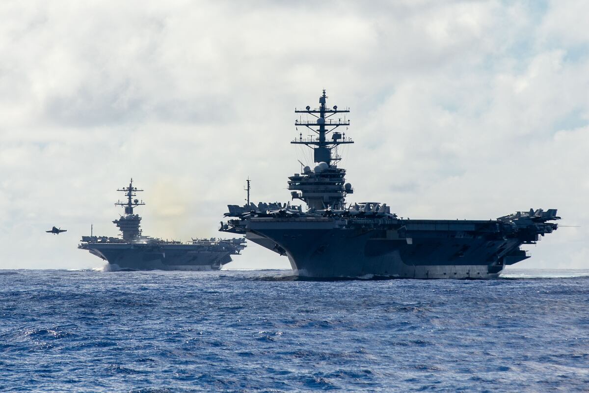 美国和日本海军在西太平洋举行航空母舰会晤