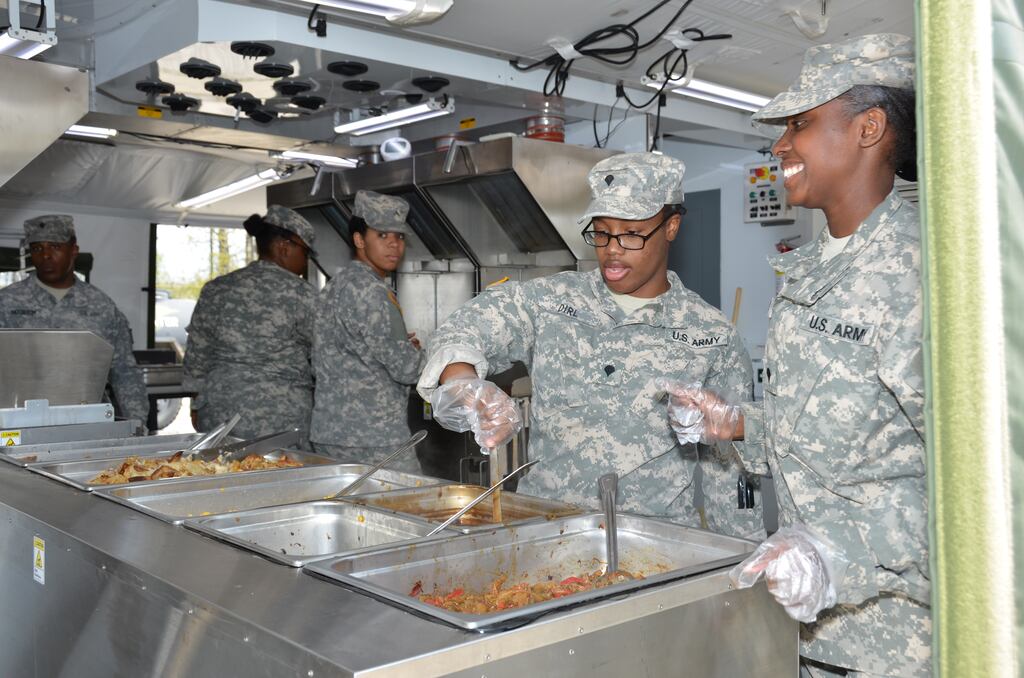 Army cooks test new battlefield kitchen appliances