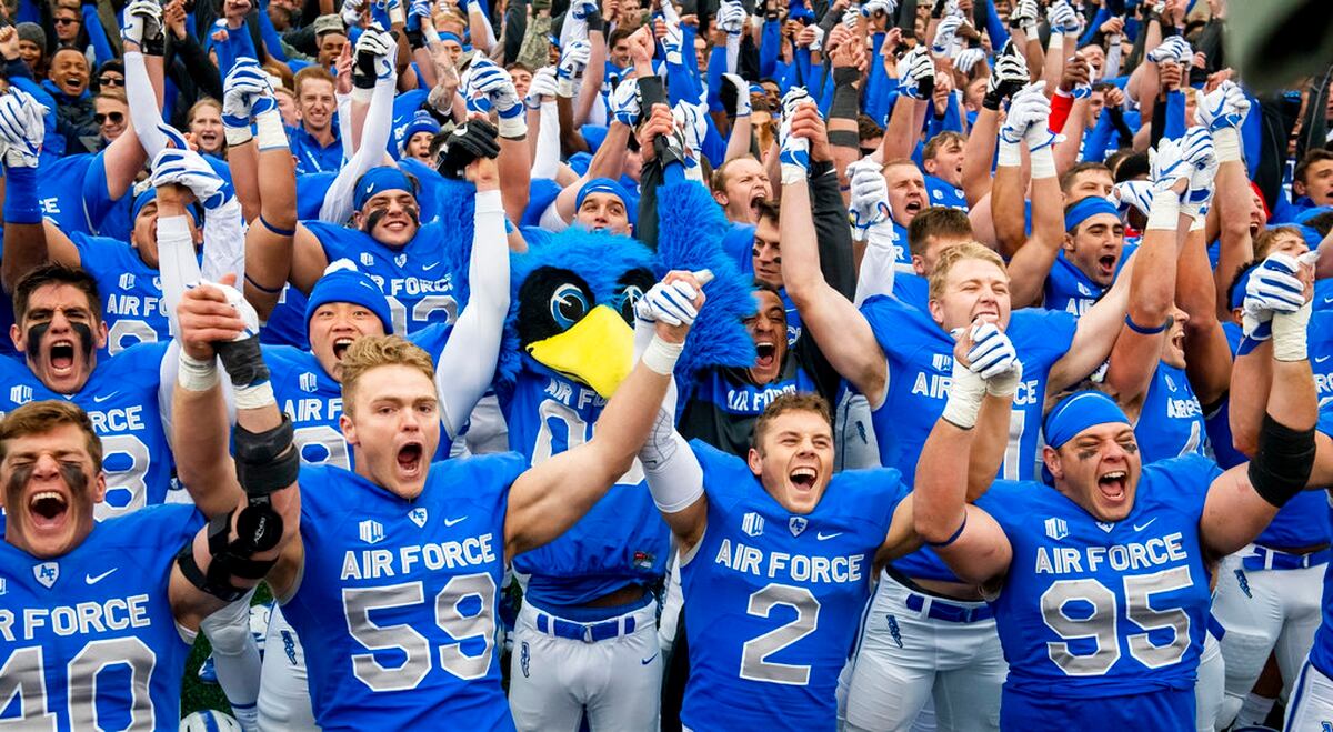 Dazed Air Force Qb Returns To Confuse Navy