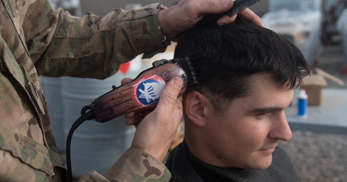 Closed Barber Shops Won T Mean Relaxed Grooming Army Leaders Say