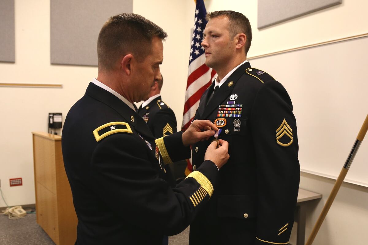 Medic Earns Soldier S Medal For Response To Car Wreck
