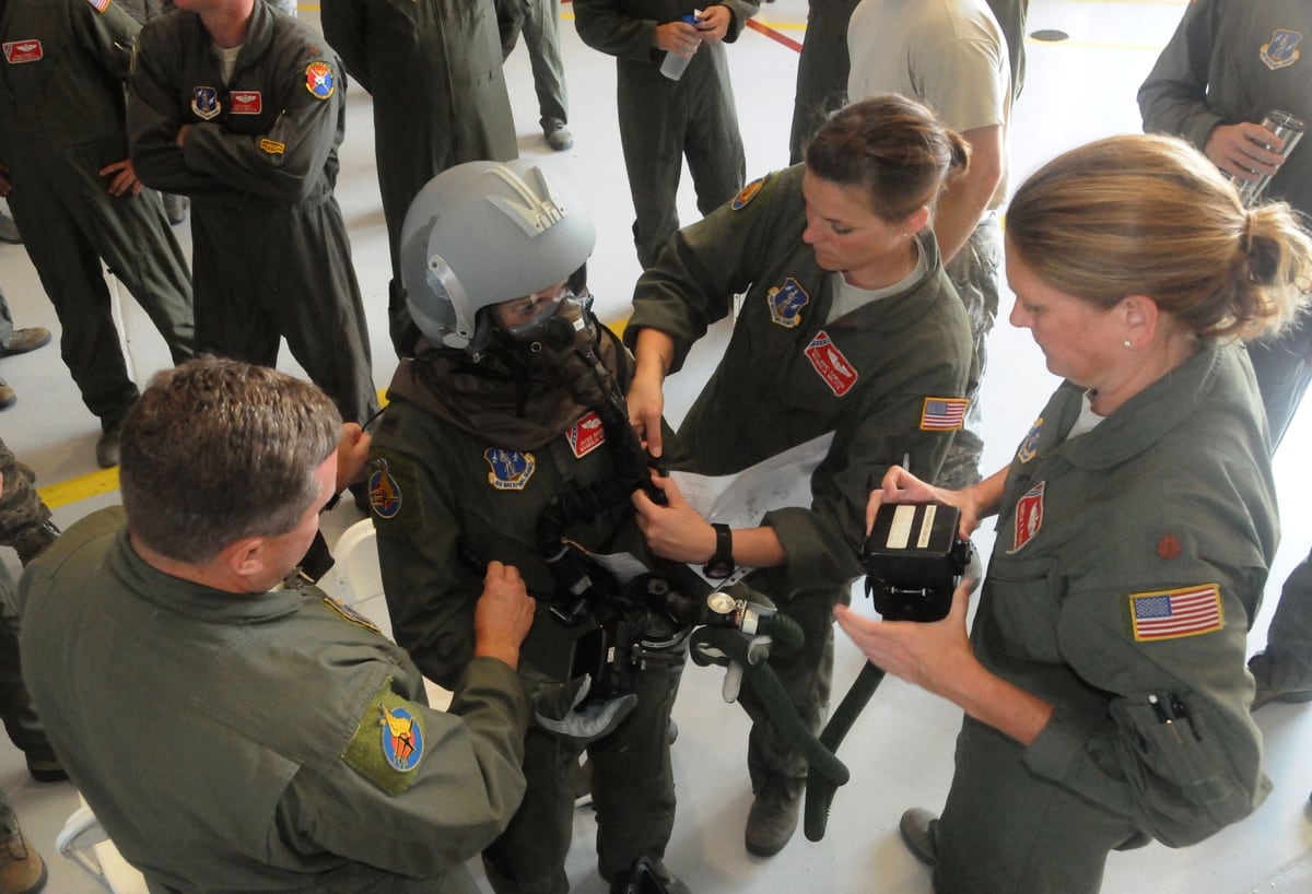 Air Force Airmen in flight suits can now pull up their sleeves to