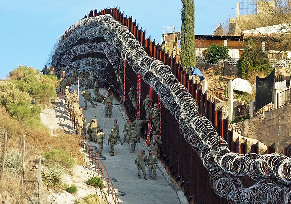 border wire arizona razor army fence concertina place troops troop officials installed removed want additional
