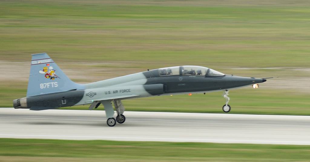 One pilot dead in T38 crash at Laughlin