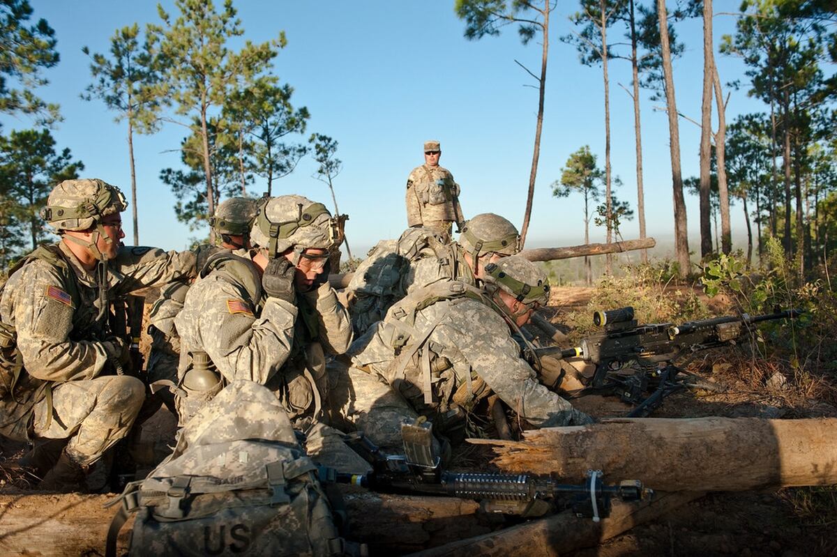 Ten women graduate from the Army's first integrated infantry officer course