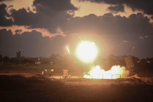 Bir Iron Dome hava savunma sistemi 16 Temmuz 2014 tarihinde Ashdod, İsrail şehri üzerinde bir roketi durdurmak için ateş açtı. (Ilia Yefimovich / Getty Images)
