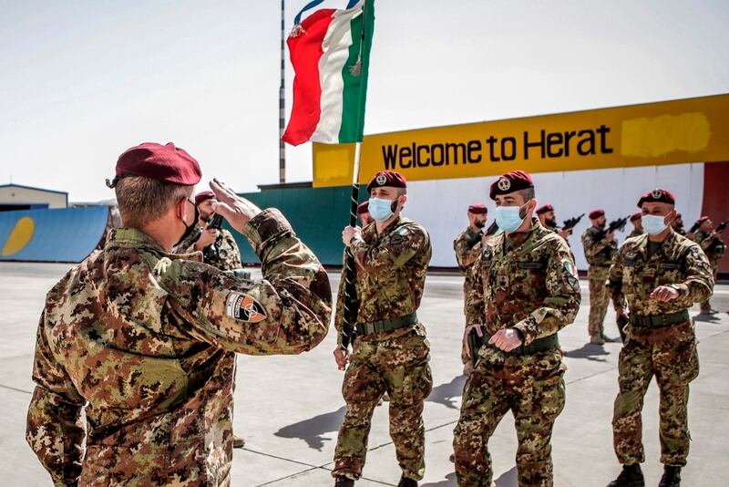 جنود من الجيش الإيطالي يرفعون علم لواء فولغور مع انسحاب آخر القوات الإيطالية من أفغانستان ، في هرات ، الثلاثاء 29 يونيو 2021 (وزارة الدفاع الإيطالية عبر أسوشيتد برس)