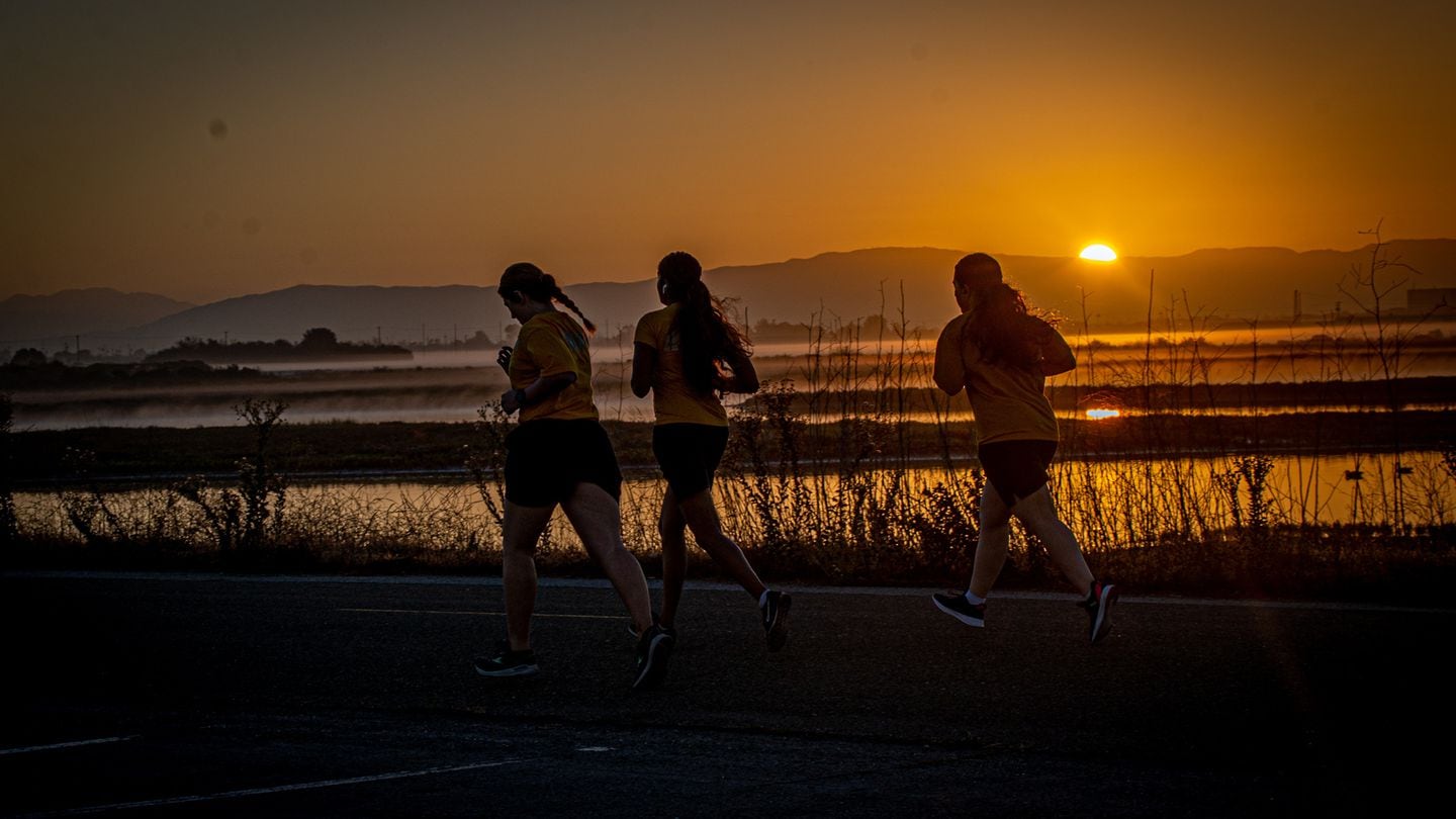 Sailors assigned to Maritime Expeditionary Security Squadron 11 take part in the 1.5 mile run as part of physical readiness test during the official resumption of Navy’s physical fitness assessment 2021 cycle. (Chief Boatswain’s Mate Nelson Doromal Jr./Navy)