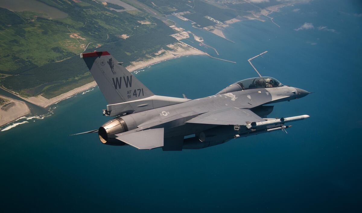 Mechanical problems force three fighter jets to land in Japan