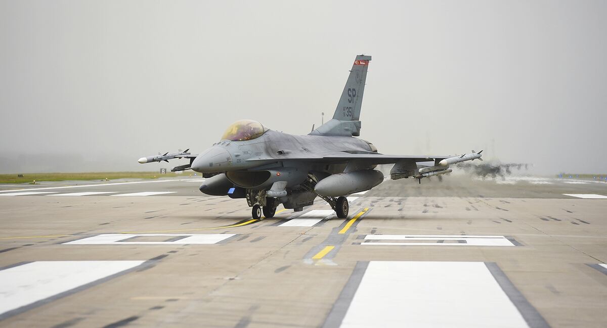 Us F 16 Fighter Jet Crashes In Germany Pilot Ejects To Safety
