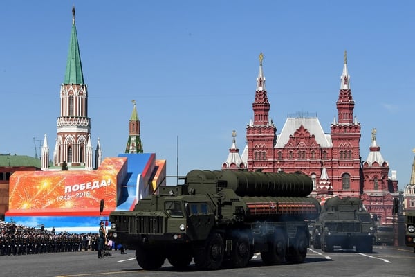 Τα συστήματα αεροπορικής άμυνας S-400 της Ρωσίας διέρχονται από την Κόκκινη Πλατεία κατά τη διάρκεια της στρατιωτικής παρέλασης της Ημέρας της Νίκης στη Μόσχα στις 9 Μαΐου 2018. (Kirill Kudryavtsev / AFP μέσω Getty Images)